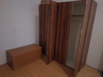 Darujem za odvoz staršie skrine, zostavu a sedačku